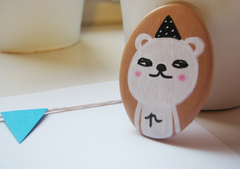 Polar Bear - handpainted terra cotta pottery magnet